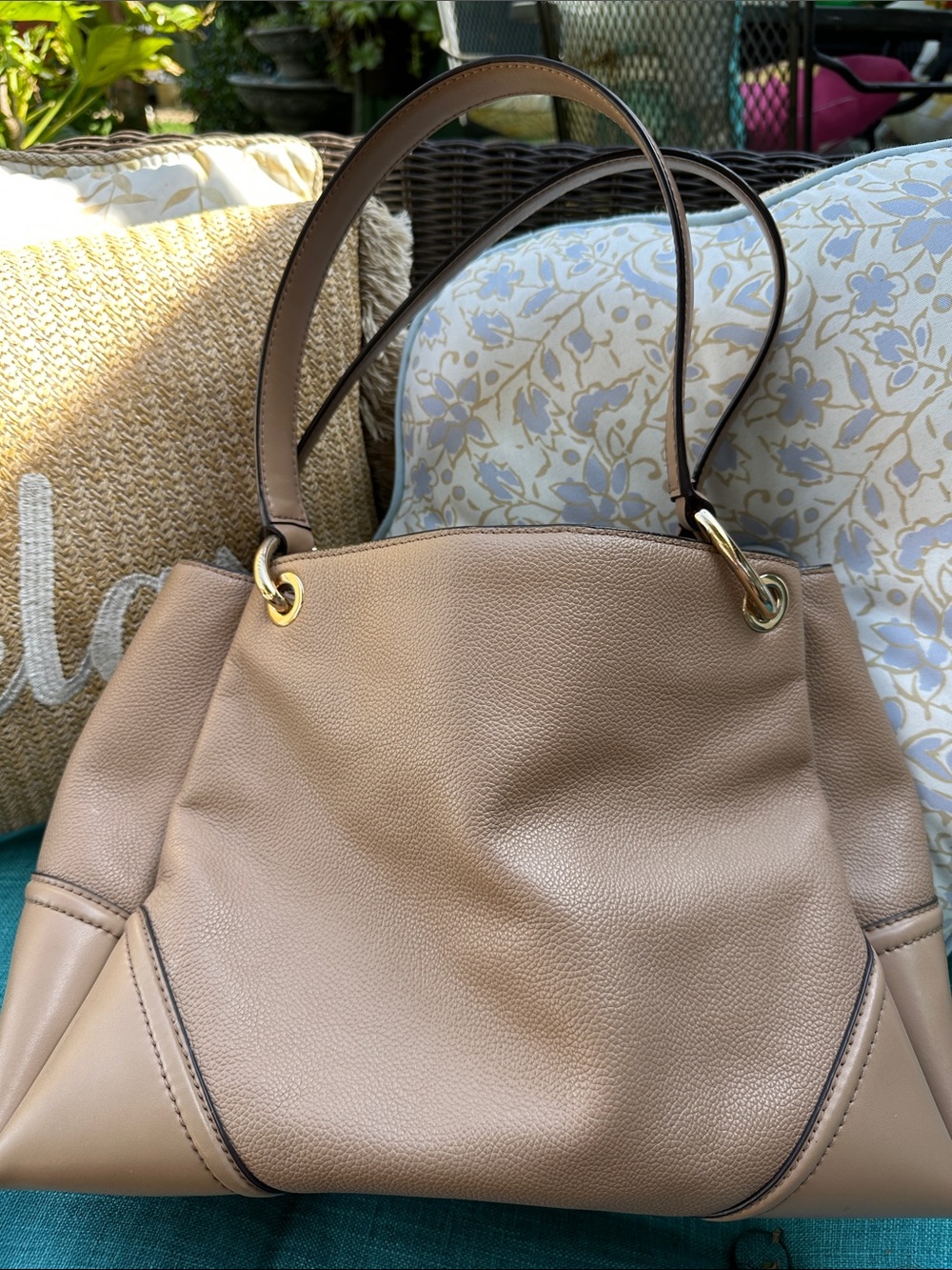 Michael Kors Caramel Brown Leather Shoulder Bag with Gold Accents - Picture 3 of 8